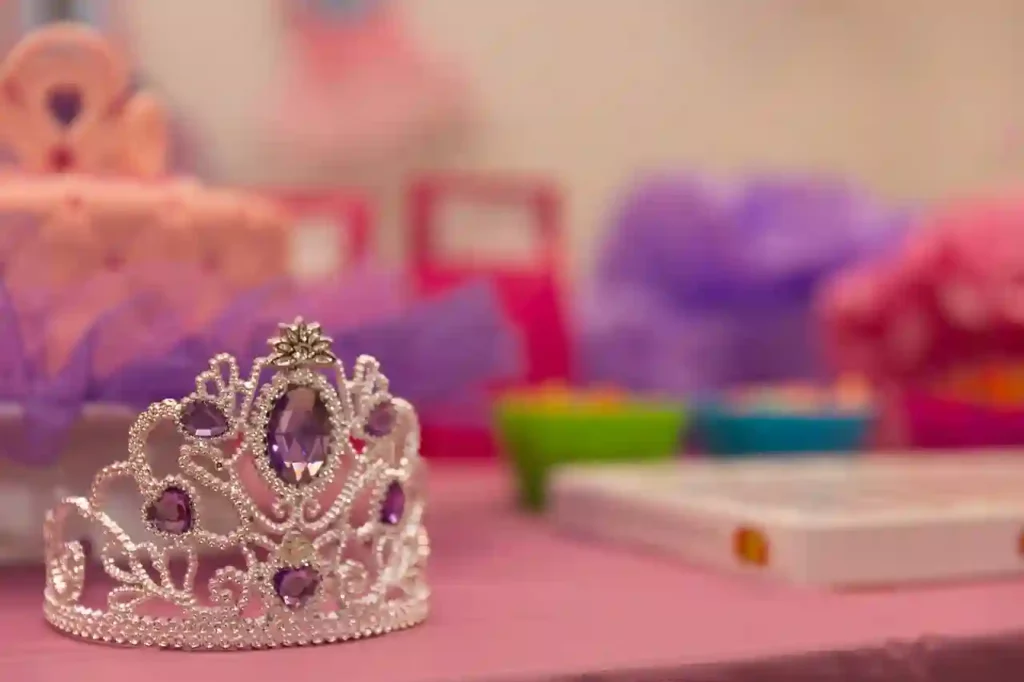 girl crown on the desk